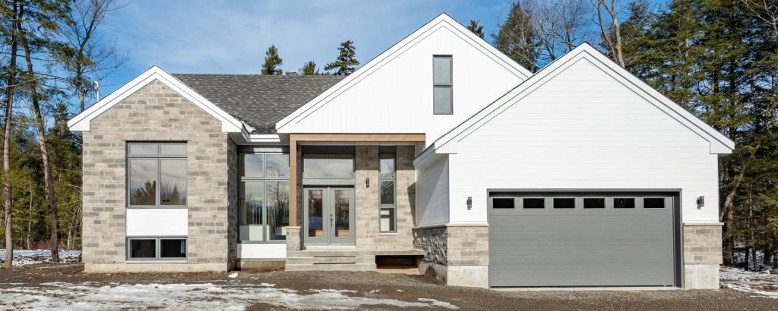 Plain-pied contemporain conçu avec le souci du détail, offrant la tranquillité d'un boisé à 2 mins de la ville