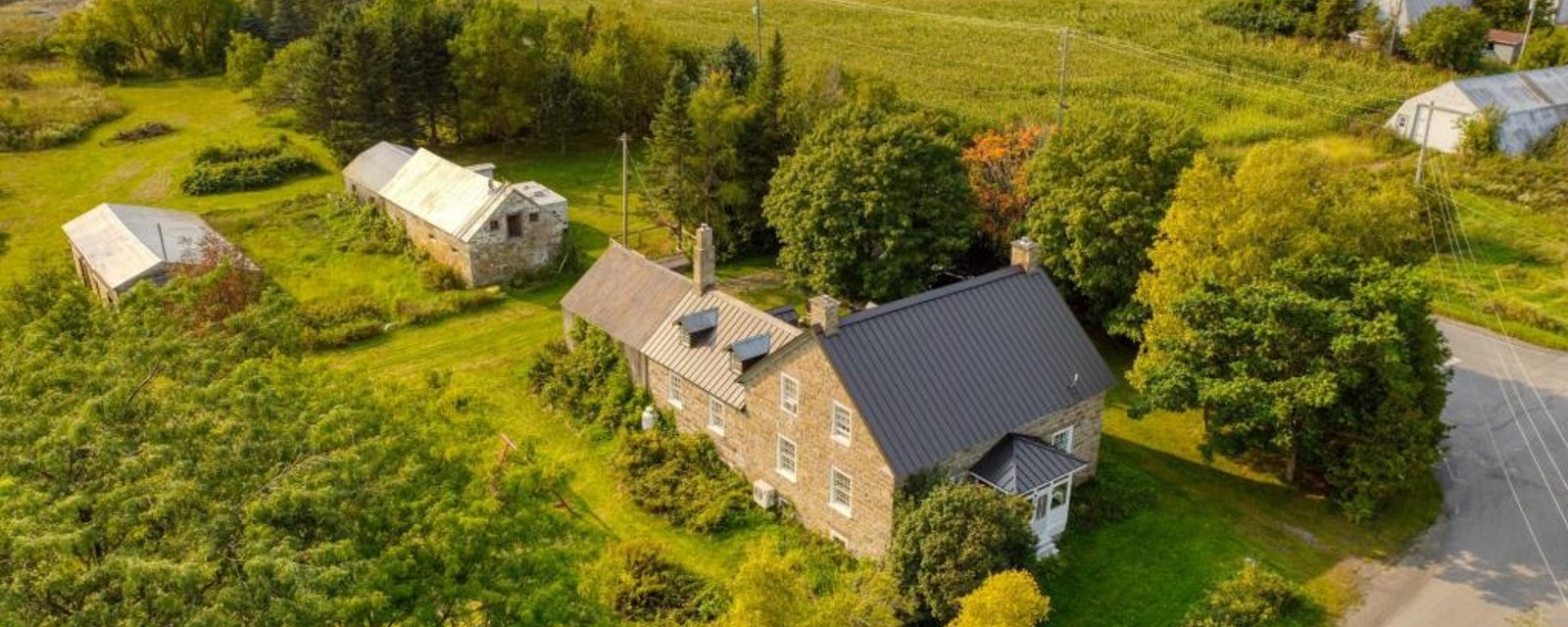 Époustouflante et authentique maison en pierre du milieu du 19e siècle sise sur plus de 5 acres de terrain