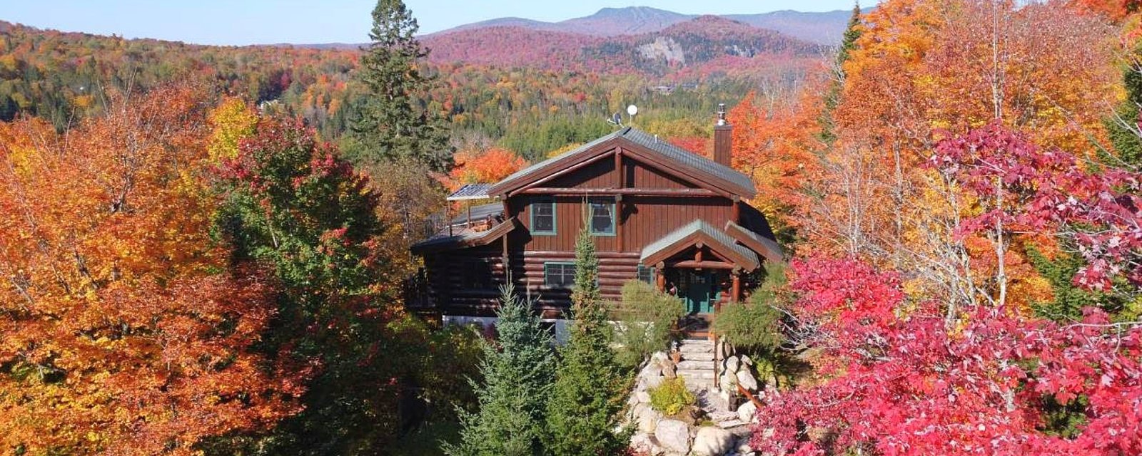 Chaleureux cottage en bois rond dans un paradis de forêts et de montagnes