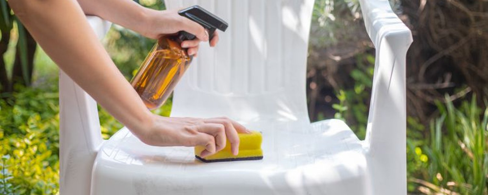 Comment bien nettoyer vos chaises en plastique blanc