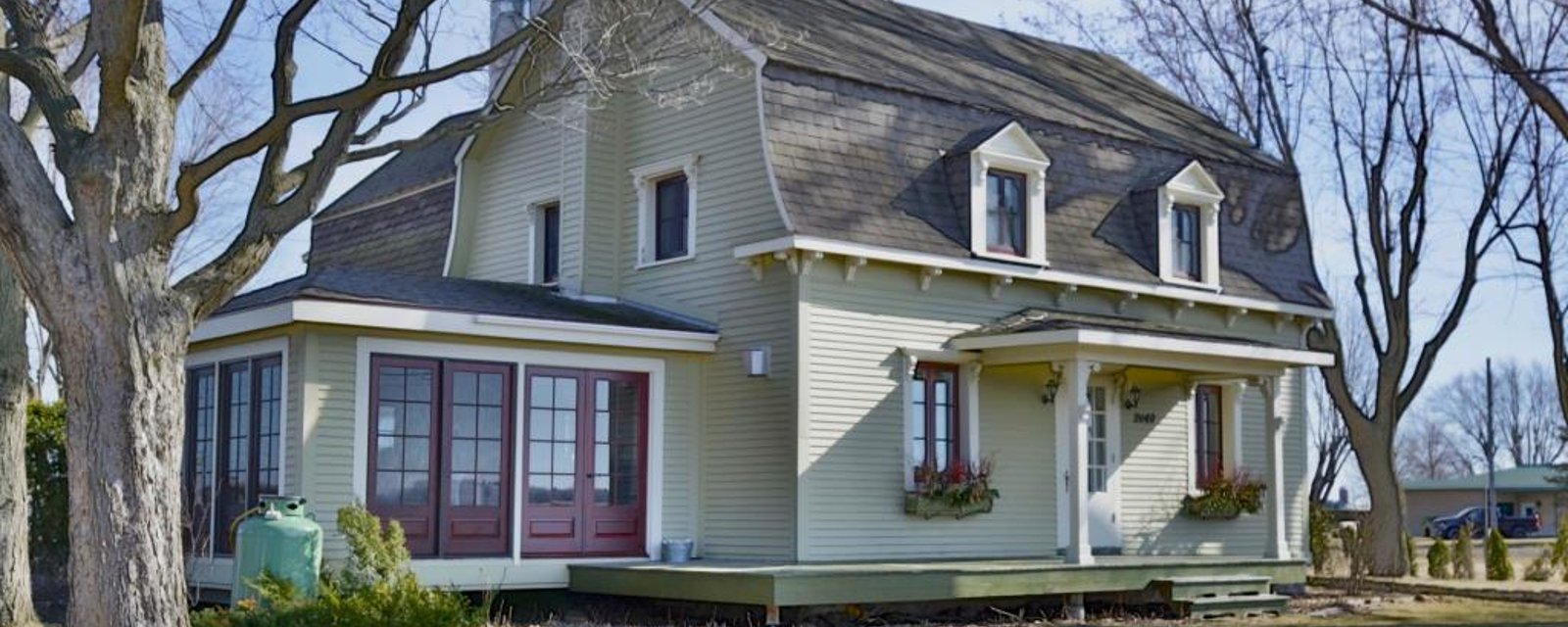 La campagne à 30 mins de Montréal! Majestueuse ancestrale avec logement adjacent sise dans un environnement bucolique