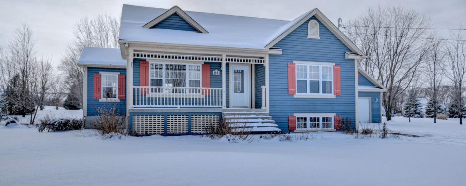 Optez pour la campagne près de la ville dans cette unifamiliale de 4 chambres entourée d'arbres matures