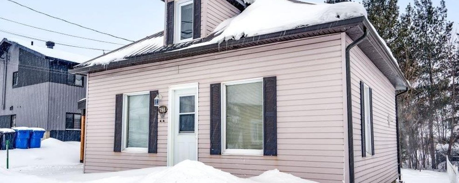 Maisonnette à 174 900 $ avec un charmant intérieur rustique