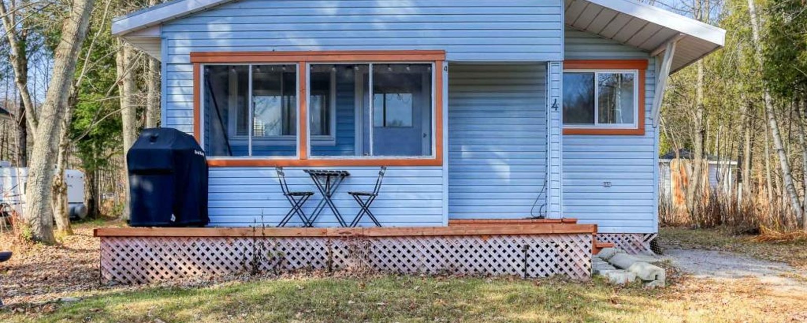 La tranquillité à prix d'ami! Coquet chalet riverain à vendre meublé pour 95 000$ 