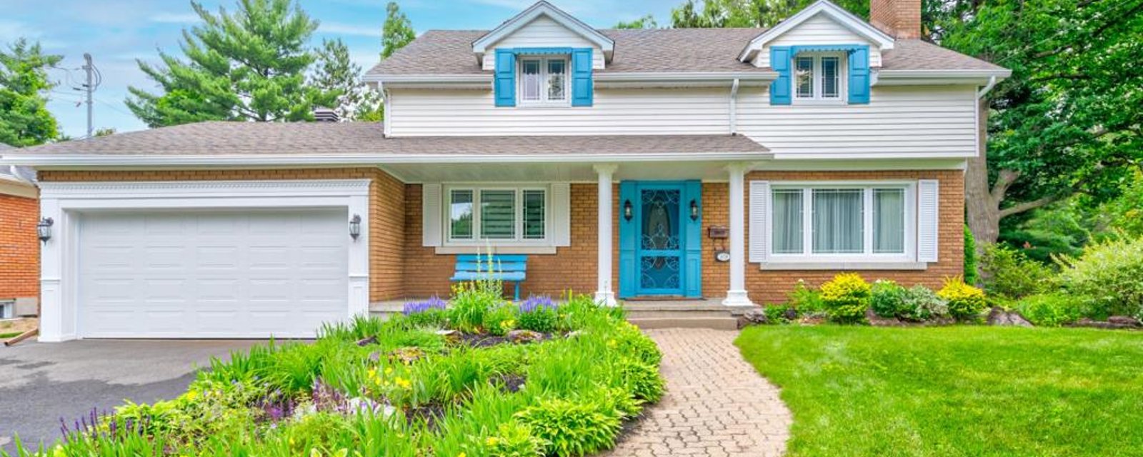 Impeccable, bien entretenu, ce cottage de 6 chambres avec cour de rêve fera le bonheur d'une grande famille