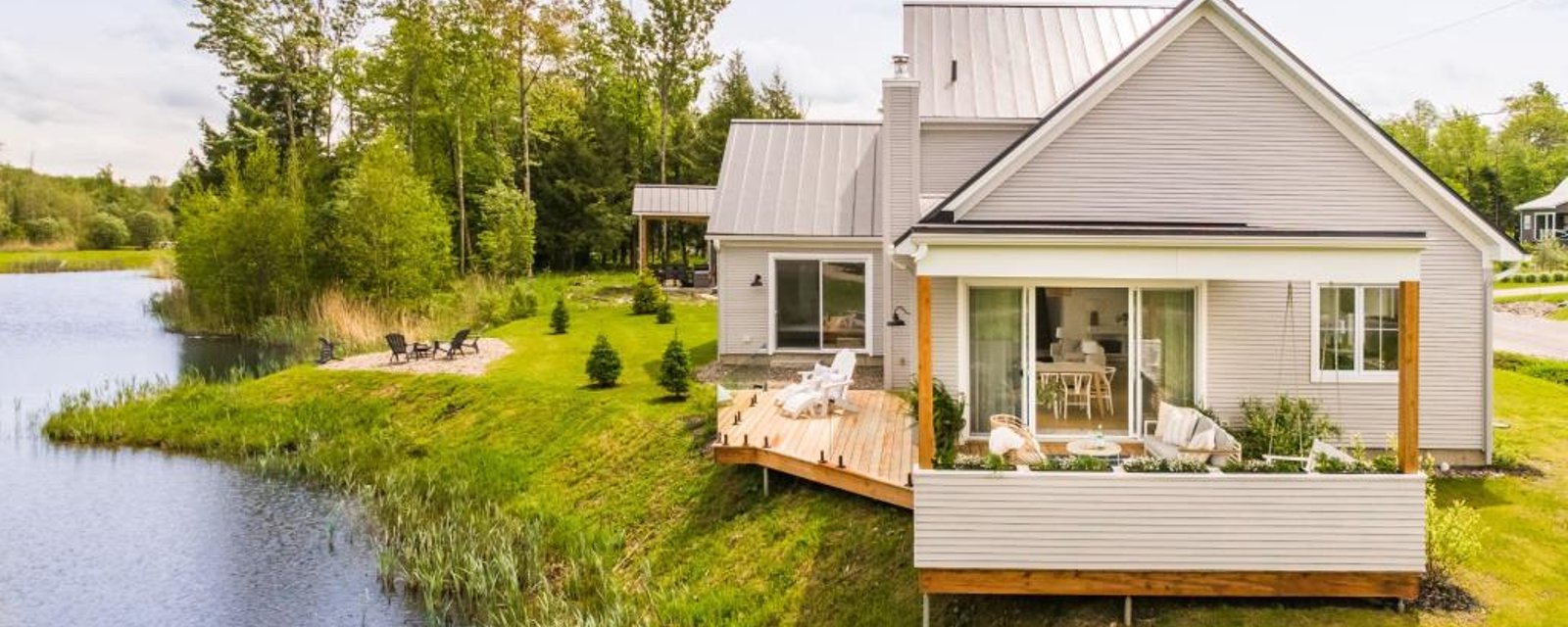 Séduisant cottage inondé de lumière naturelle avec vue imprenable sur l'eau