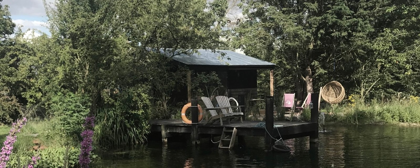 Cette magnifique maison sur un étang est l'endroit idéal où se reposer