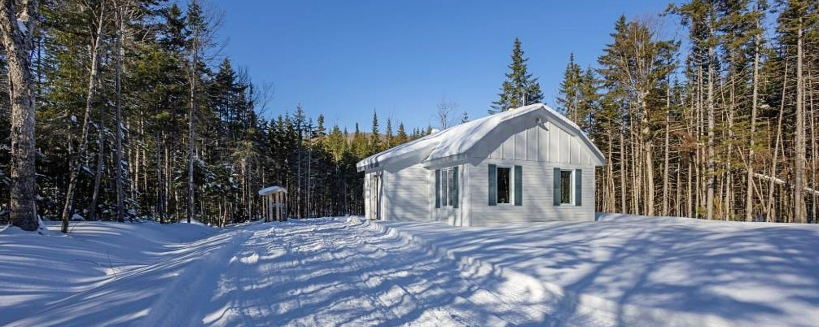 Magnifique chalet de style farmhouse niché dans un boisé de près de 12 acres 