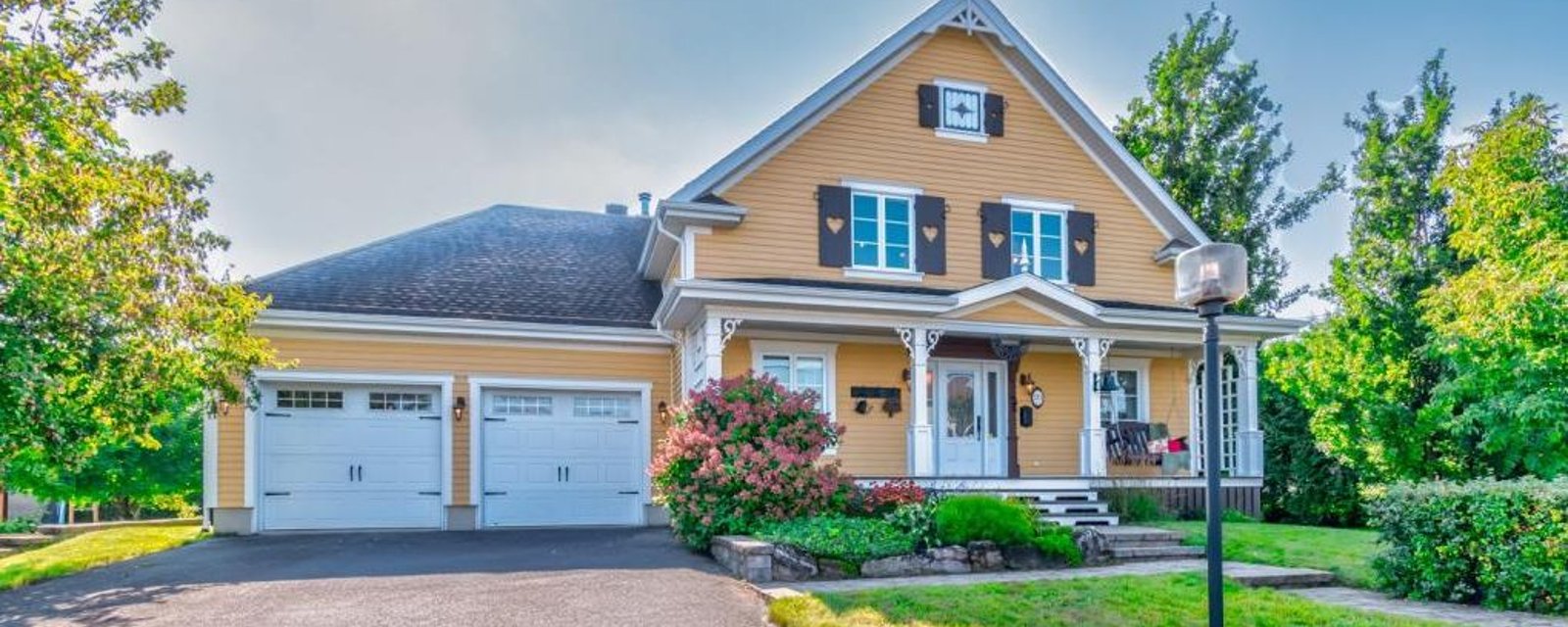 Coup de foudre pour ce cottage au décor chaleureux et sa cour tout simplement fabuleuse