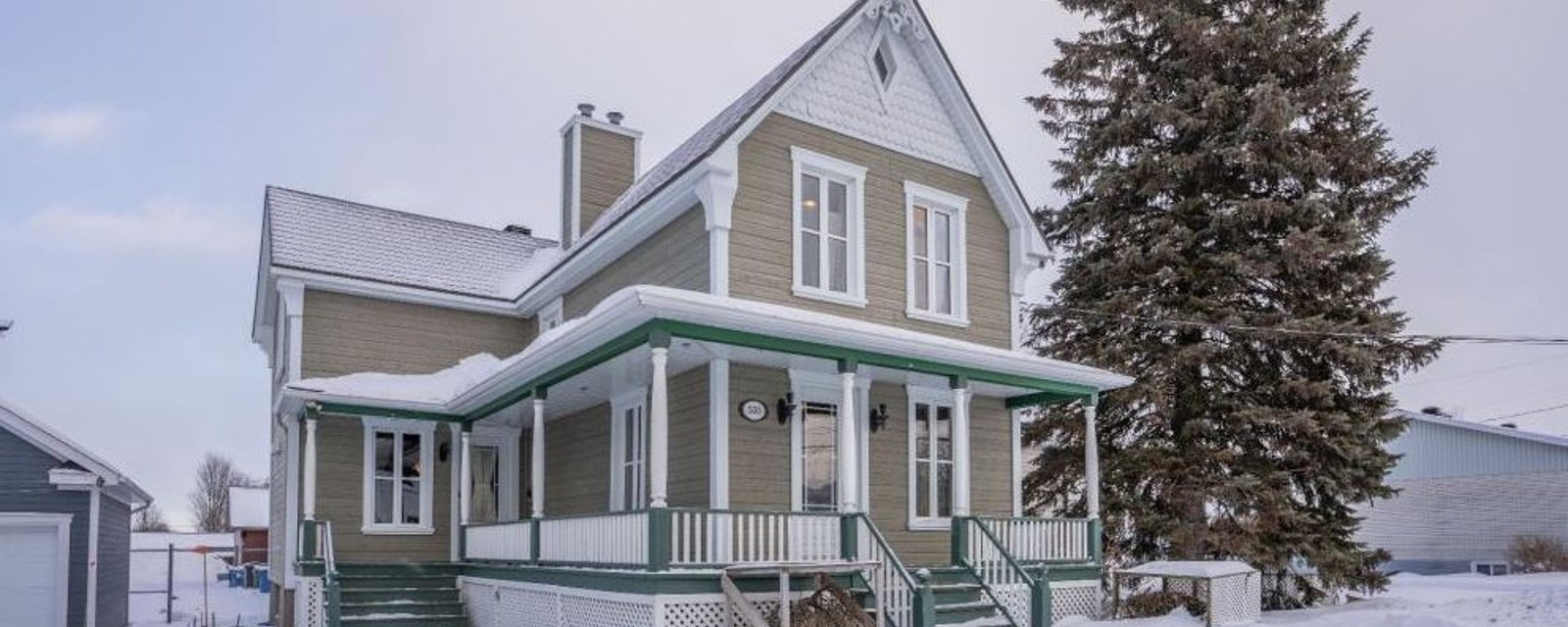 Rénovée avec raffinement! Adorable centenaire à vendre pour 295 000 $ 