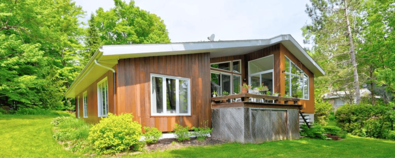 Vendu meublé ! Superbe chalet mid-century sur le bord de la rivière