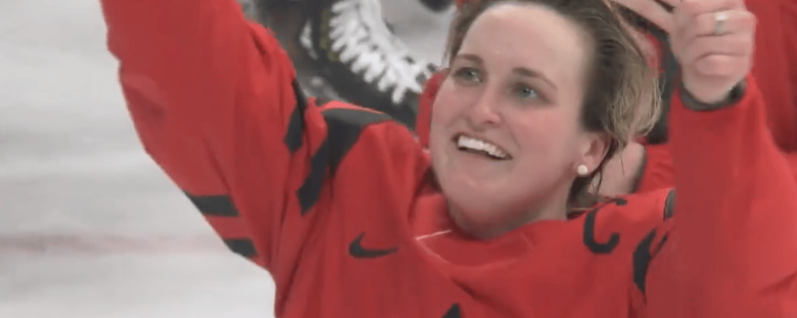 La réaction de Marie-Philip Poulin à la médaille d'or d'Équipe Canada est légendaire