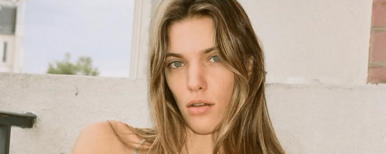 Charlotte Cardin prend la pose en maillot de bain sur la plage et elle semble bien se reposer