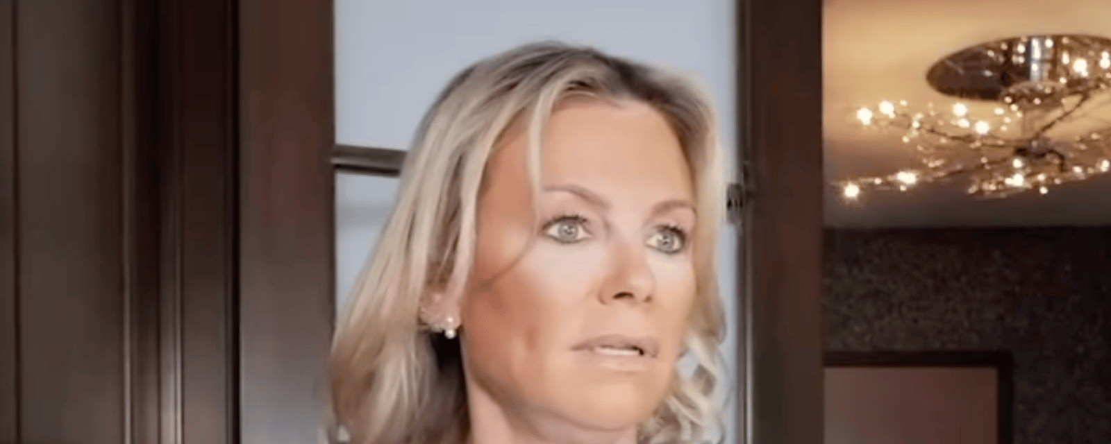 Caroline Néron dévoile une publicité pour son maquillage et c’est hilarant