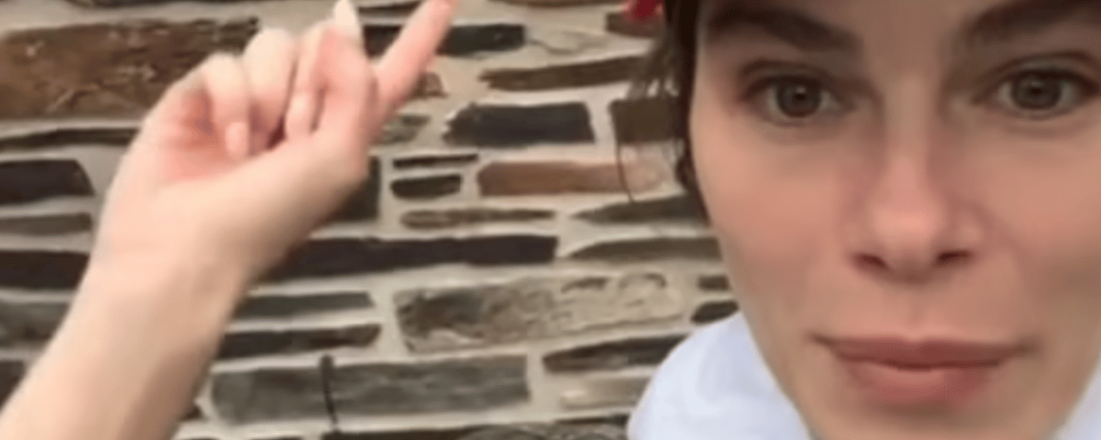 Maripier Morin sollicite l'aide de ses fans en direct de chez elle