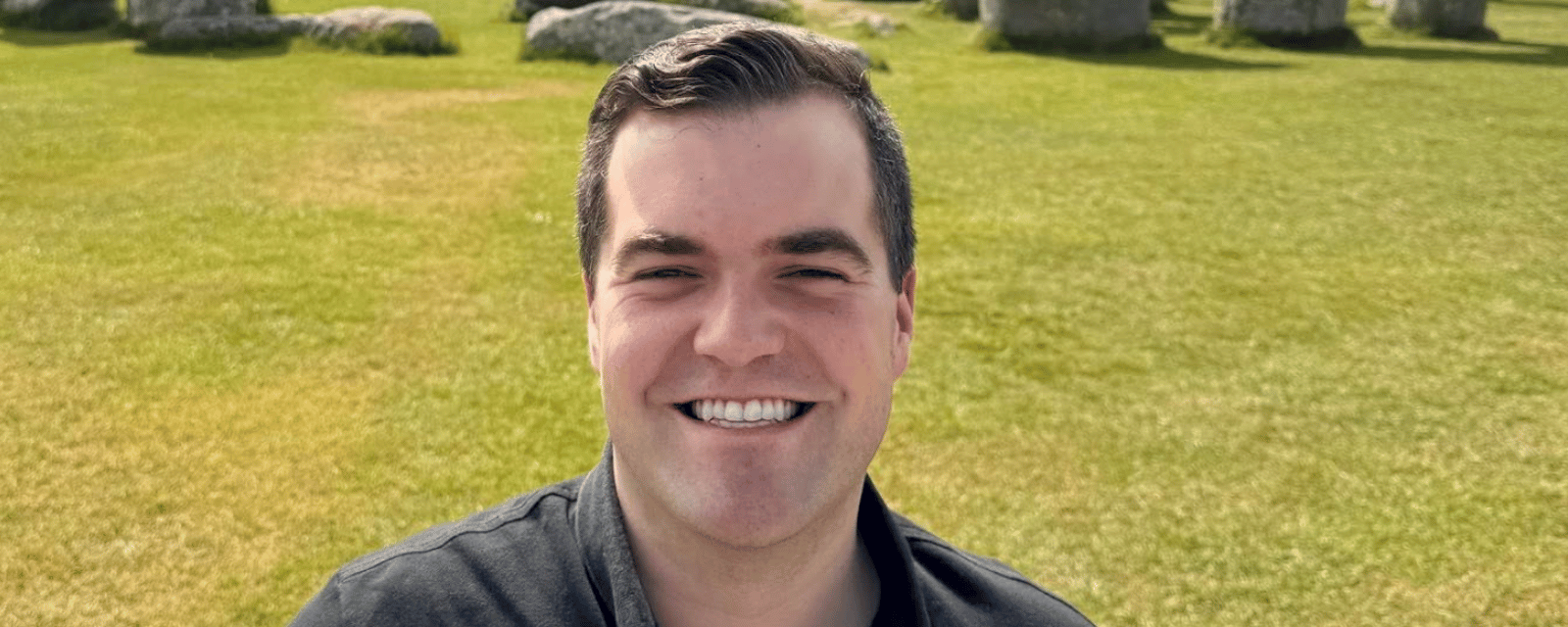 Simon Philibert s'offre un incroyable voyage loin du Québec avec son amoureux 