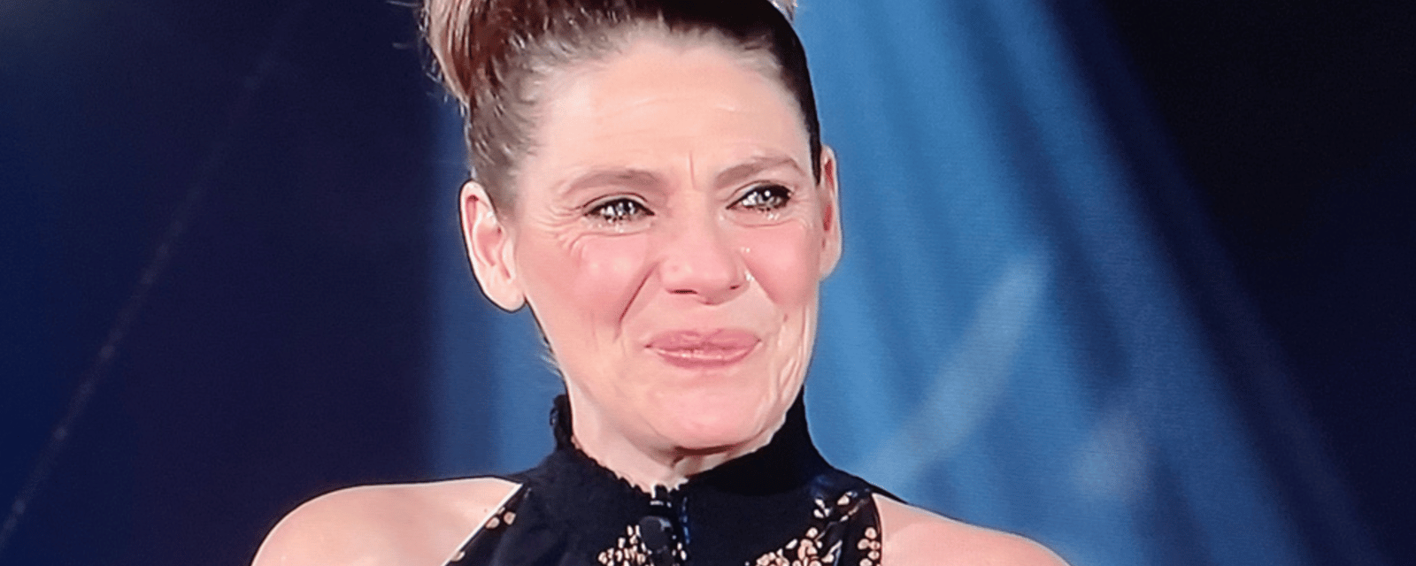 Hélène Florent en larmes durant un hommage à Jean-Marc Vallée