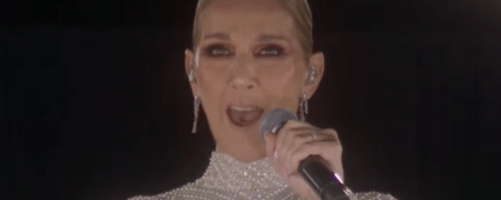 Céline Dion livre une performance magistrale avec la Tour Eiffel et reçoit une ovation monstre à Paris