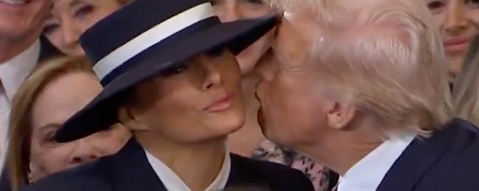 Moment embarrassant entre Donald et Melania Trump pendant l'investiture