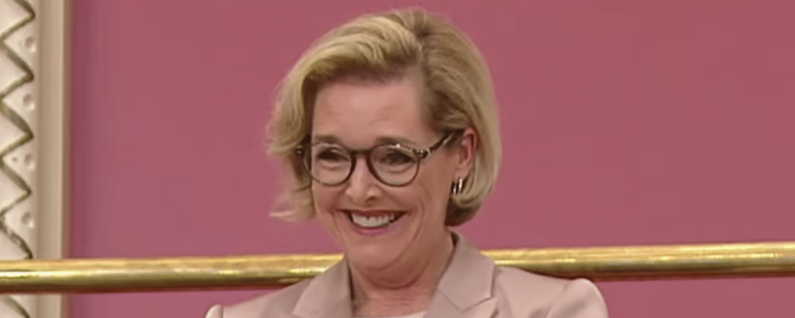 Sophie Thibault brise la discrétion et s’affiche avec sa conjointe devant les caméras