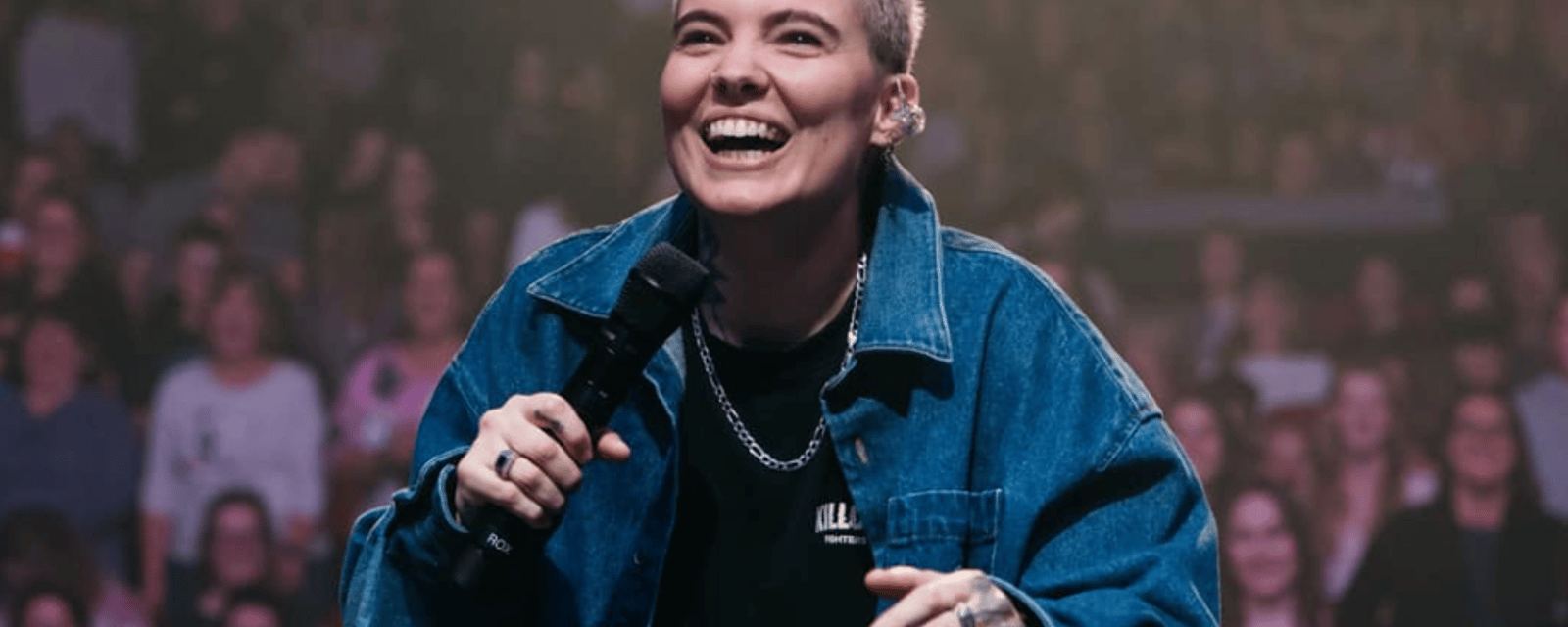 Roxane Bruneau interrompue en plein concert par une spectatrice qui a trop bu