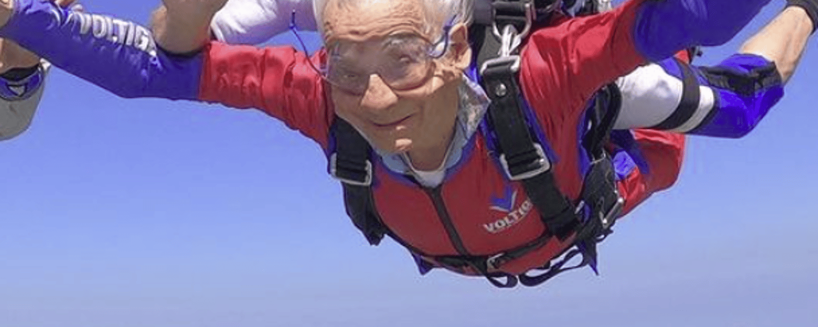 À 99 ans, il réalise un saut en parachute avec Guillaume Lemay-Thivierge