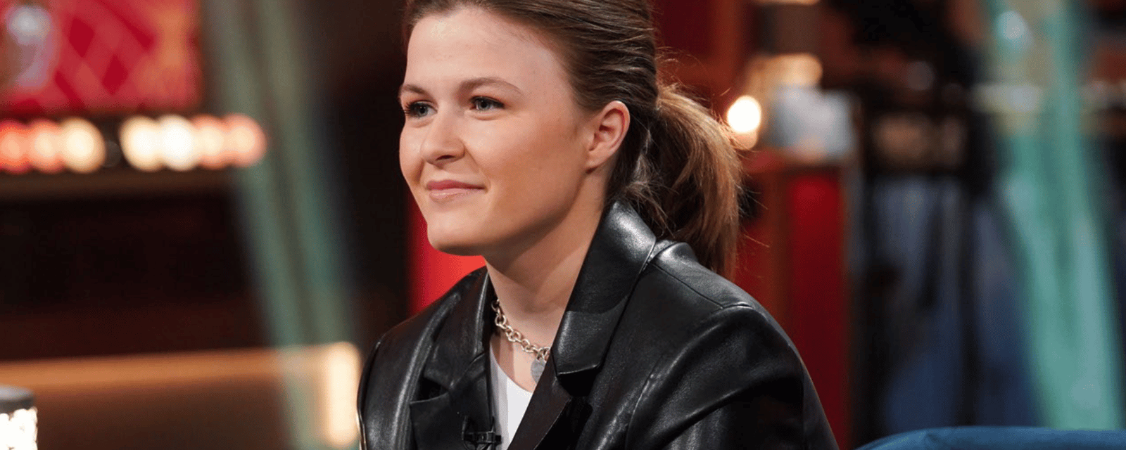 Delphine Morissette ne se gêne pas pour envoyer des piques à ses parents pendant une chronique