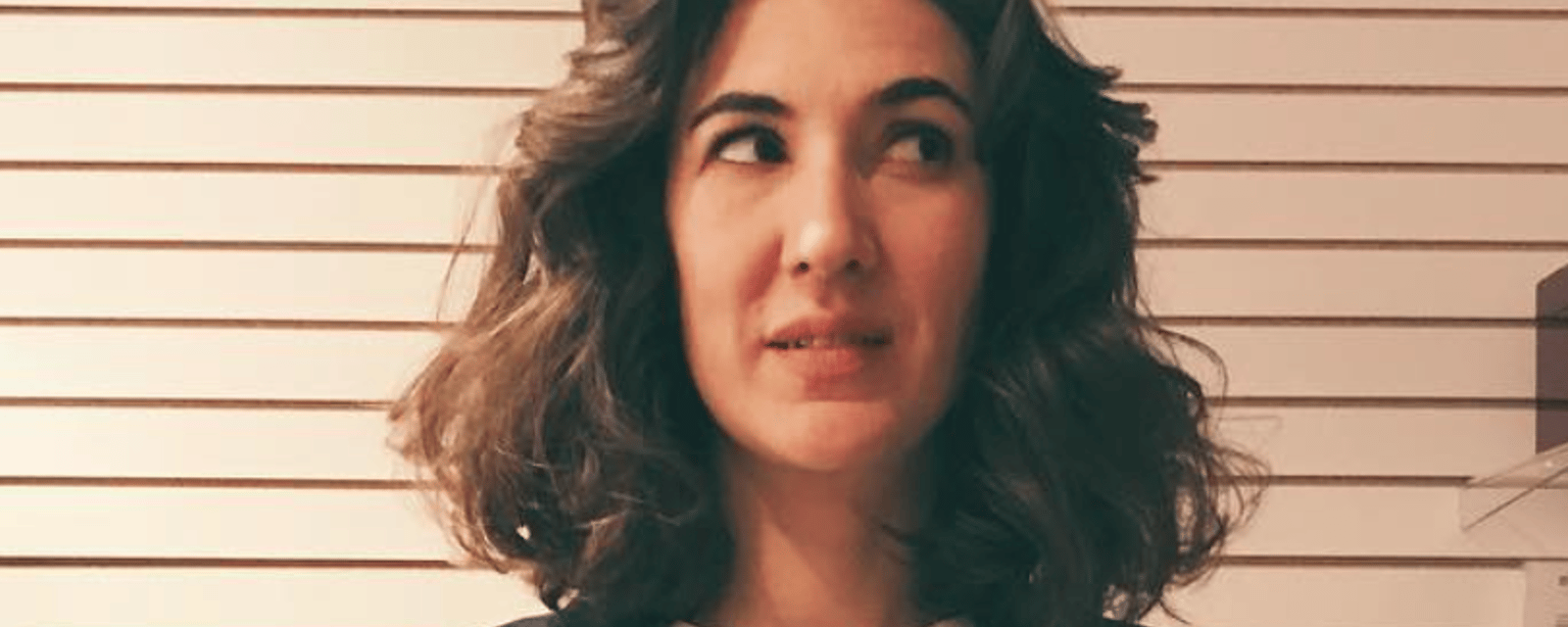 Karine Gonthier-Hyndman enflamme le web en posant flambette sur le bord de la plage