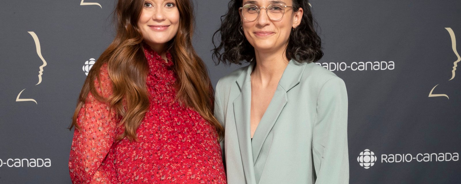 Katherine Levac pose avec ses jumeaux à New York