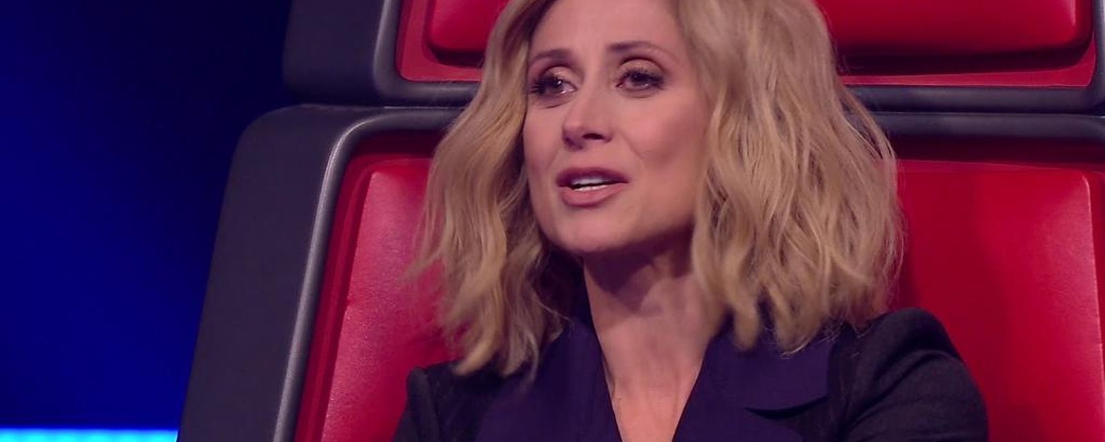 À 54 ans, Lara Fabian pose sans le haut dans un lac et elle est resplendissante