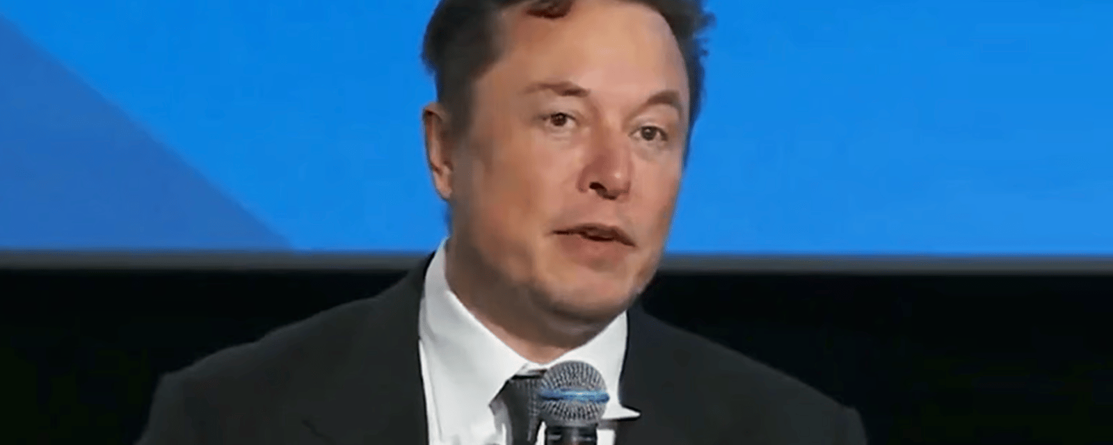 Des internautes accusent Elon Musk d'avoir abandonné son garçon après un speech.