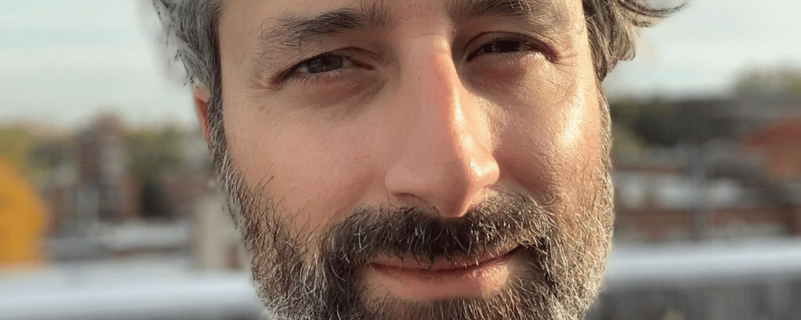 Louis-Jean Cormier s’offre un important changement capillaire pour les fêtes