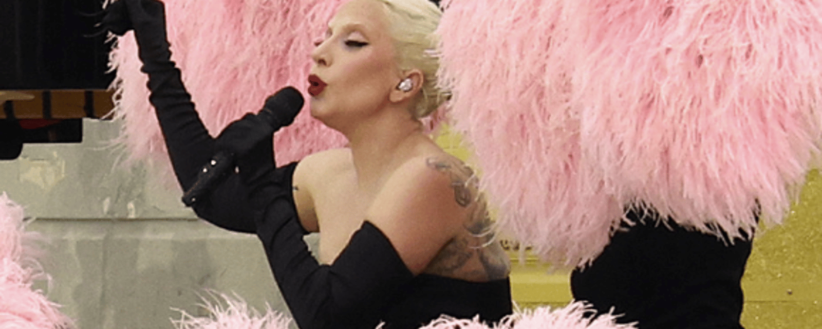Lady Gaga chante en français et offre une solide prestation à la cérémonie d