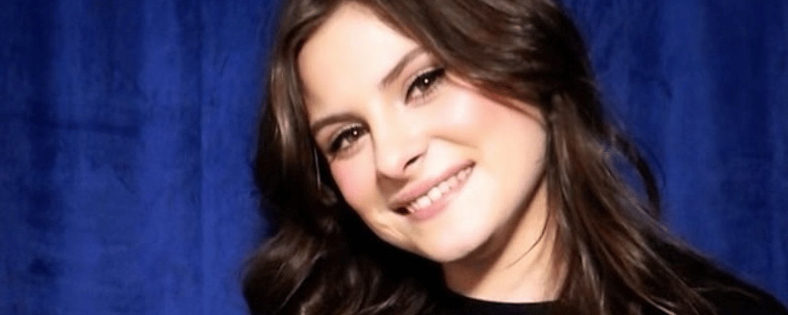 Mia Tinayre de Star Académie brille dans sa robe couleur feu sur le tapis rouge de We will rock you