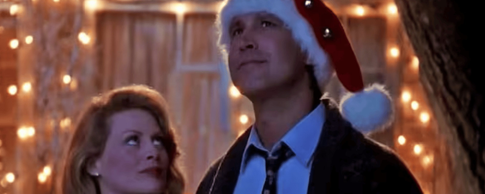 Chevy Chase du film ''Le Sapin a des Boules'' fait une rare sortie publique à l'occasion de Noël