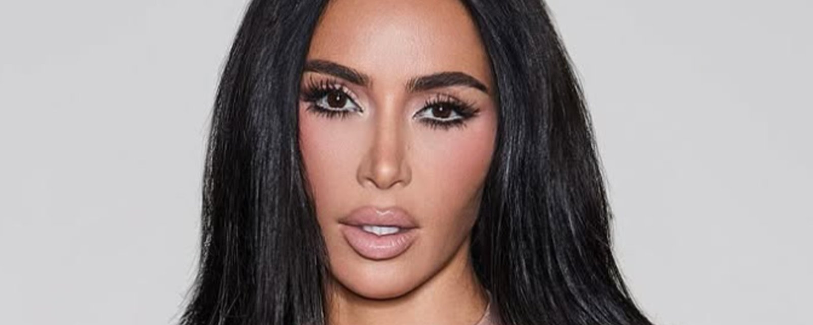 Kim Kardashian est méconnaissable dans de nouvelles photos pour sa marque de sous-vêtements