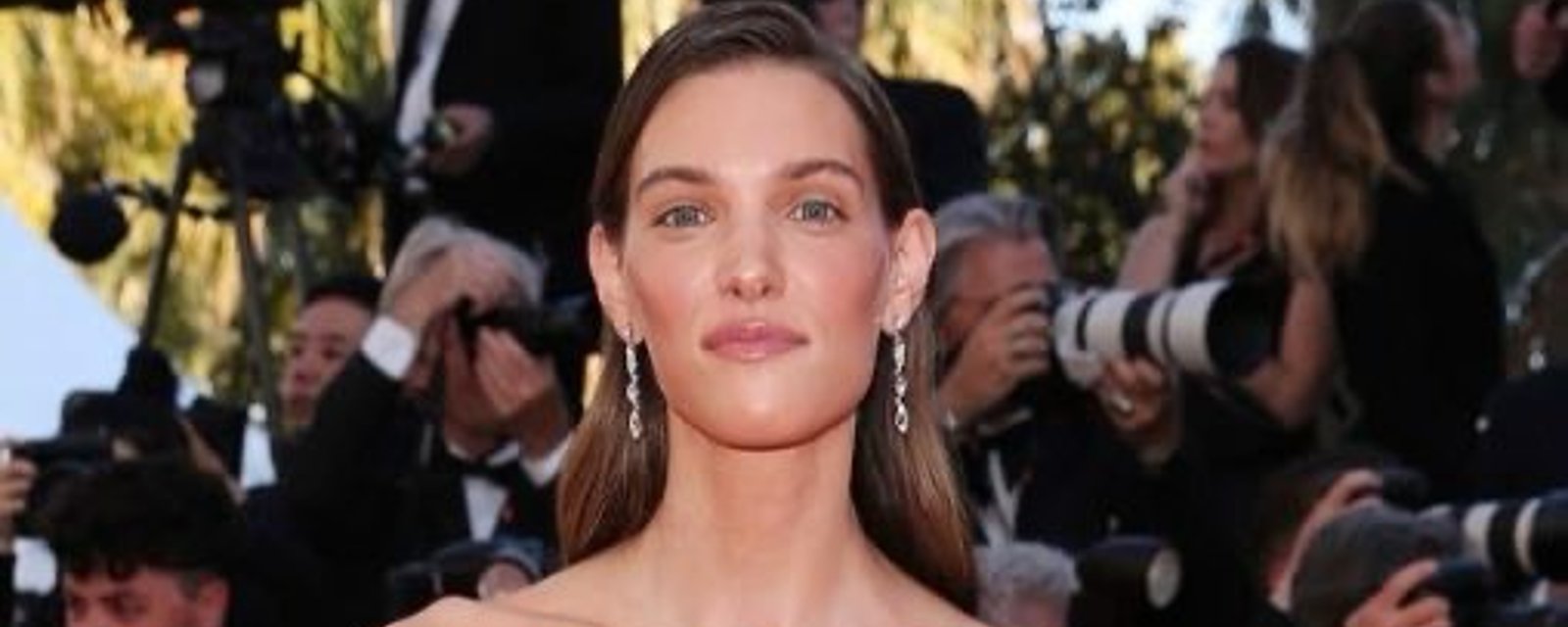 La robe de Charlotte Cardin fait tourner toutes les têtes sur le tapis rouge à Cannes