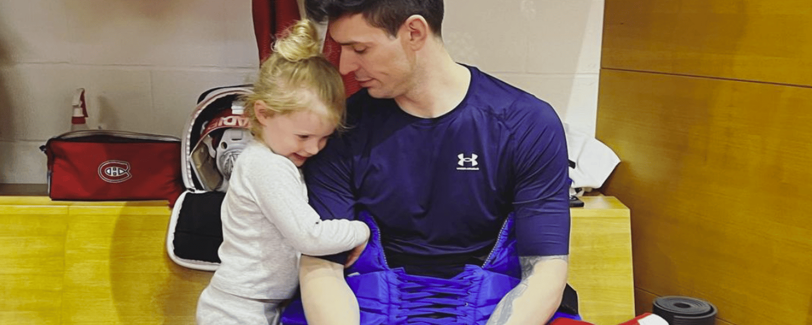 Carey Price pose avec le père Noël et ses enfants pour le temps des fêtes 