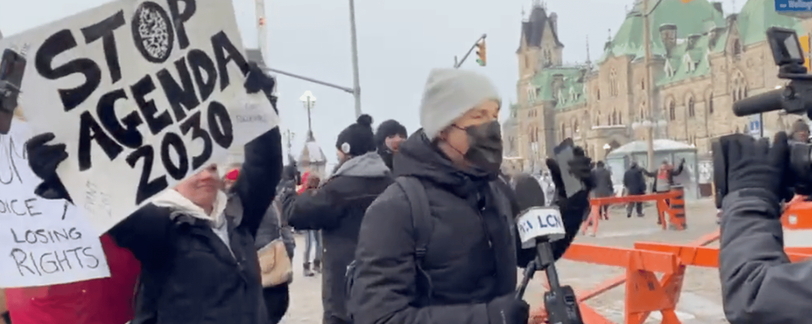 Le journaliste Yves Poirier se fait encercler par des manifestants qui l'insultent alors qu'il travaille