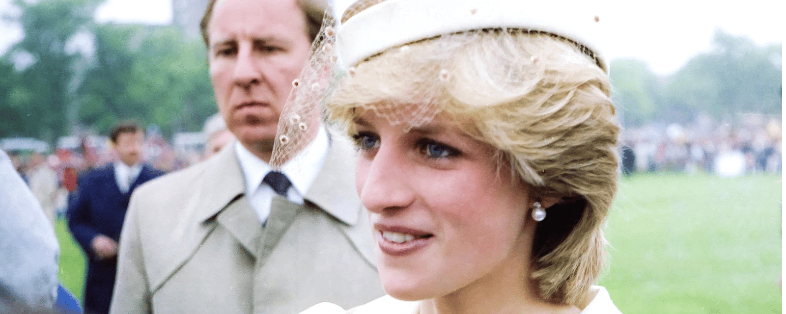 Voici pourquoi la princesse Diana gardait souvent la tête penchée lorsqu'elle sortait en public.