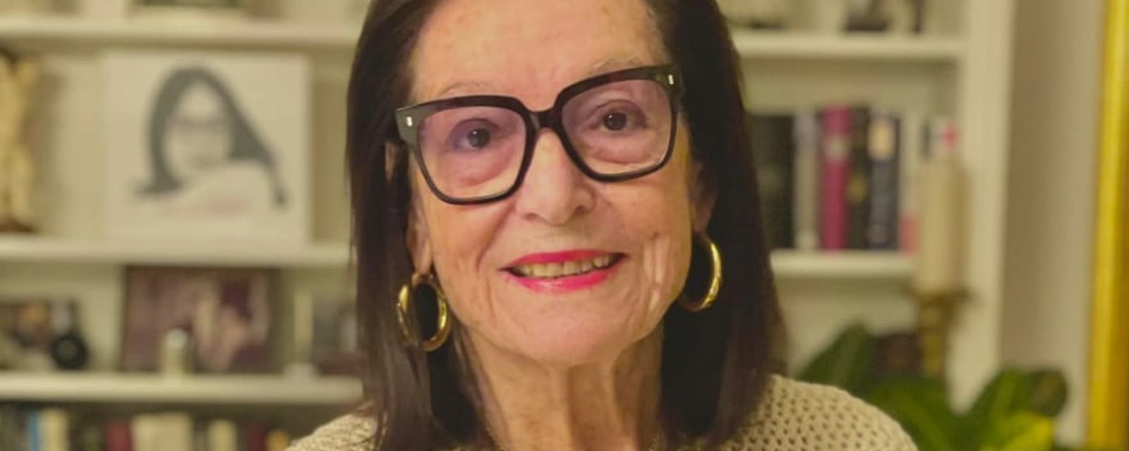 À 89 ans, Nana Mouskouri annonce qu'elle fait son grand retour au Québec 