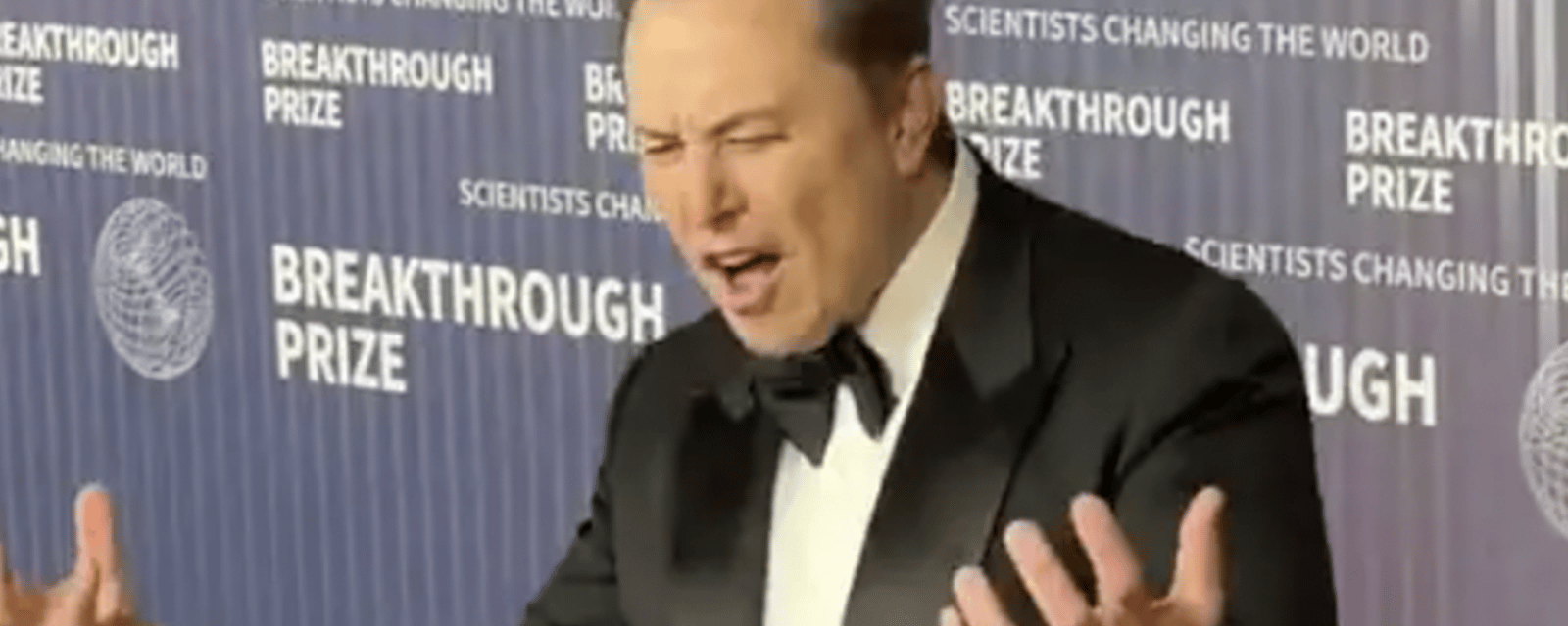 Elon Musk donne tout devant des photographes lors de son passage sur le tapis rouge d'une cérémonie de prix