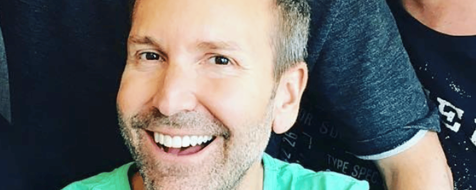 Éric Salvail pose un geste spécial pour l'anniversaire d'un jeune homme