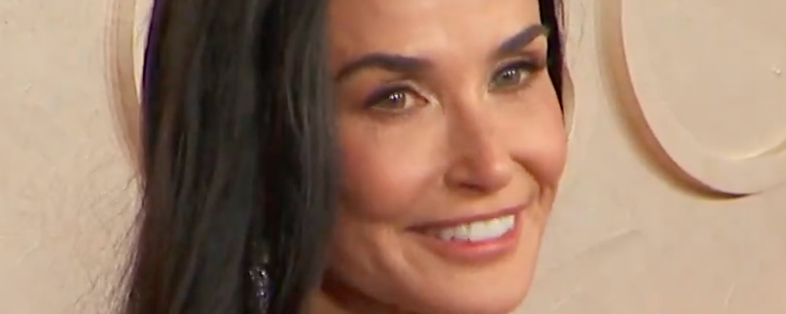 La robe de Demi Moore fait tourner les têtes sur le tapis rouge des Oscars