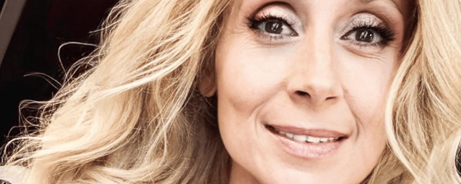 Lara Fabian plus resplendissante que jamais sur le bord de la mer