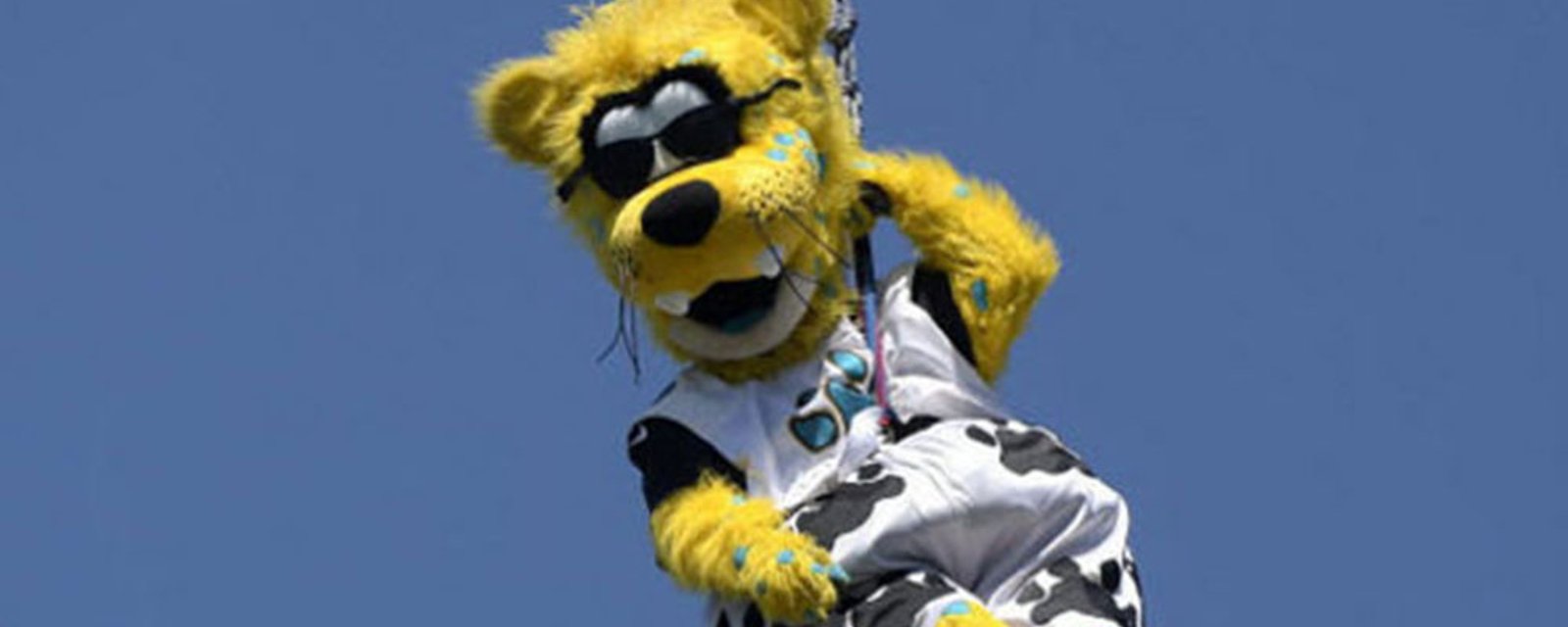 Jaguars mascot gets STUCK while zip lining, fans have hilarious reactions 