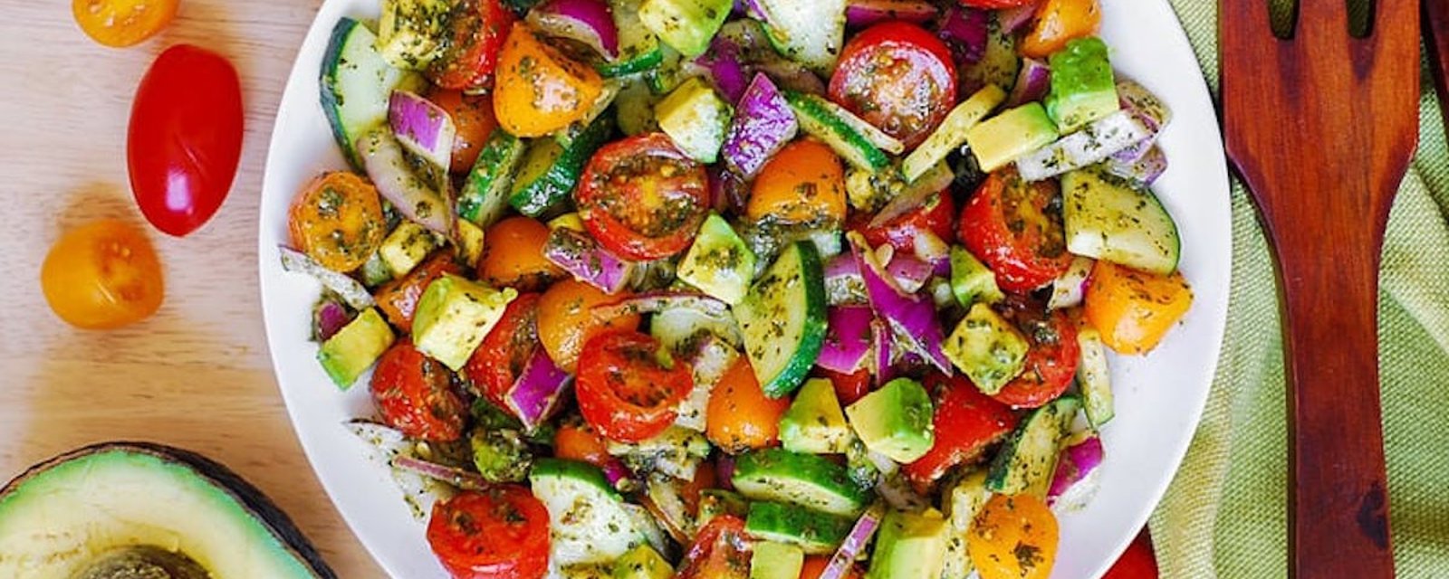 Salade de tomates, concombres et avocats au pesto de basilic 