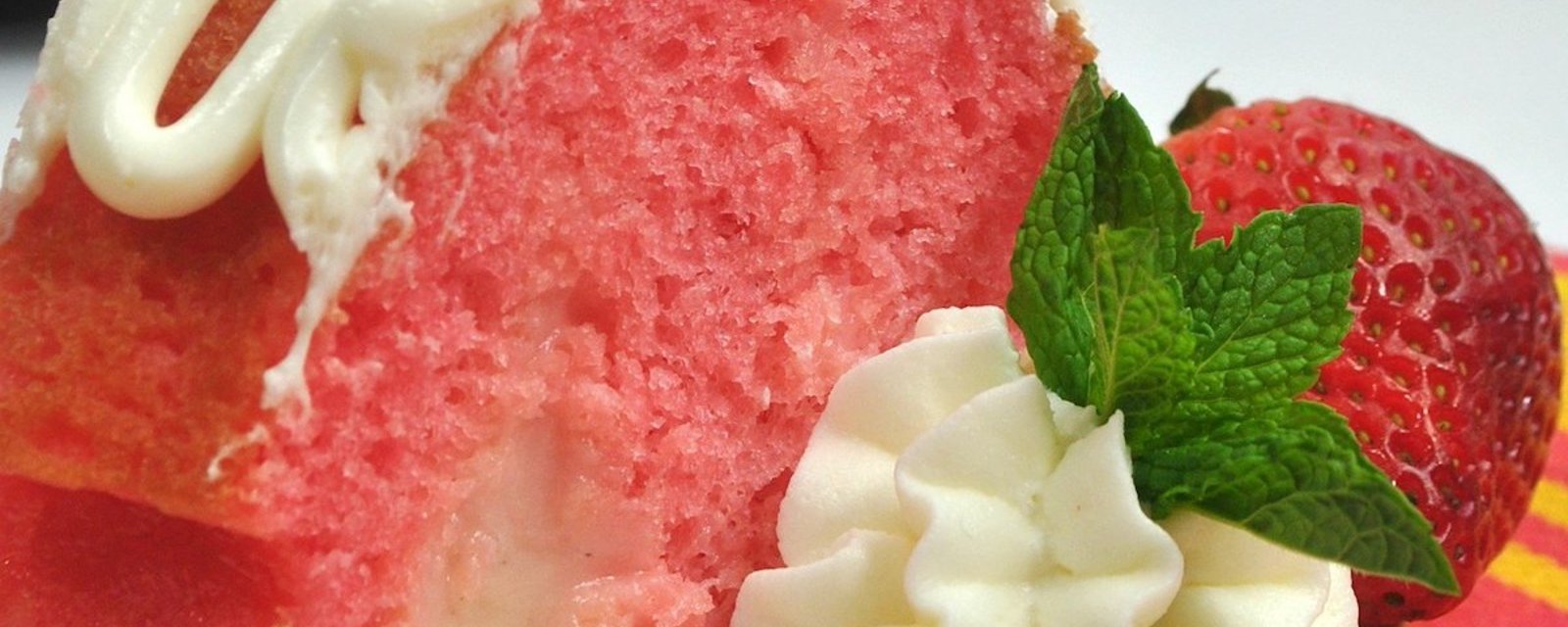 C’est presque péché! Le gâteau aux fraises et à la crème avec glaçage à la crème au beurre et au fromage à la crème