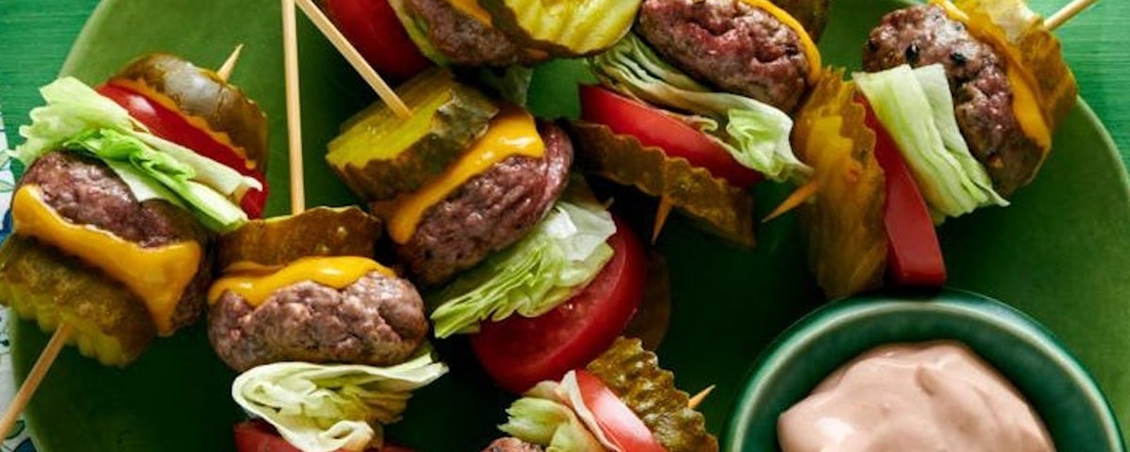 Amusantes bouchées de cheeseburger aux cornichons