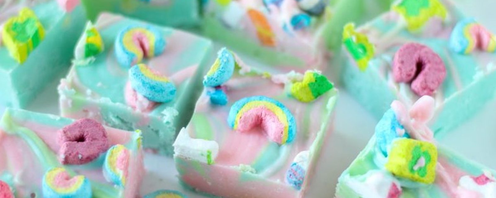 Une surprise colorée: le fudge aux Lucky Charm